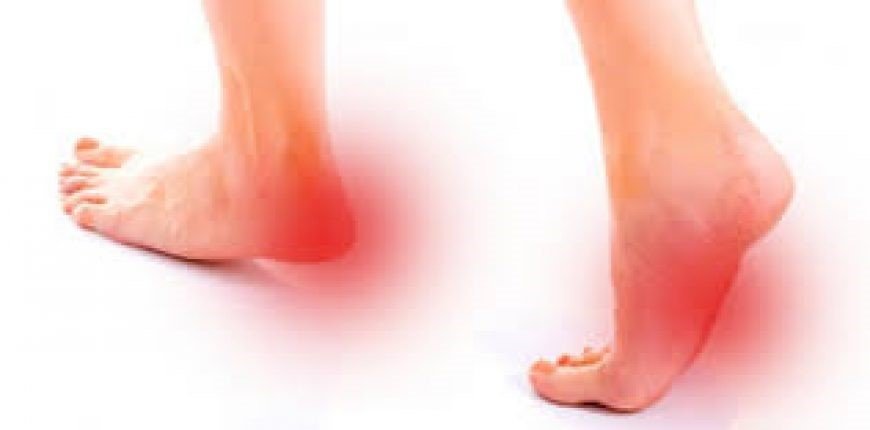 Fisioterapeuta tratando una fascitis plantar en la clínica Punto Fisio de Ciudad Lineal, Madrid
